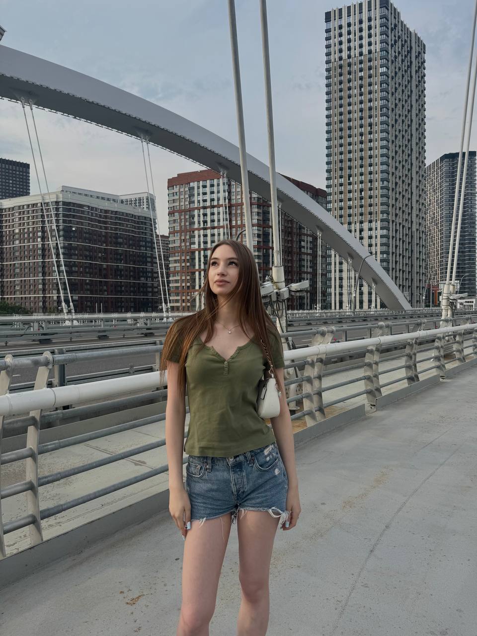Девушка на мосту в Москве